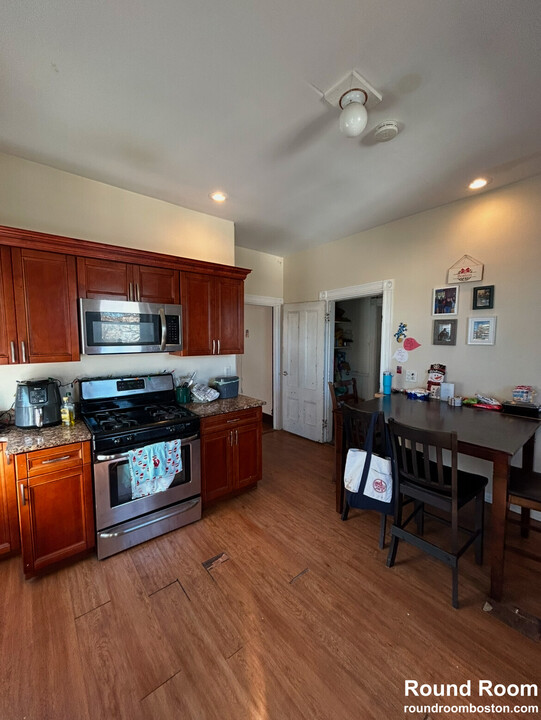 17 Hillside St in Boston, MA - Building Photo