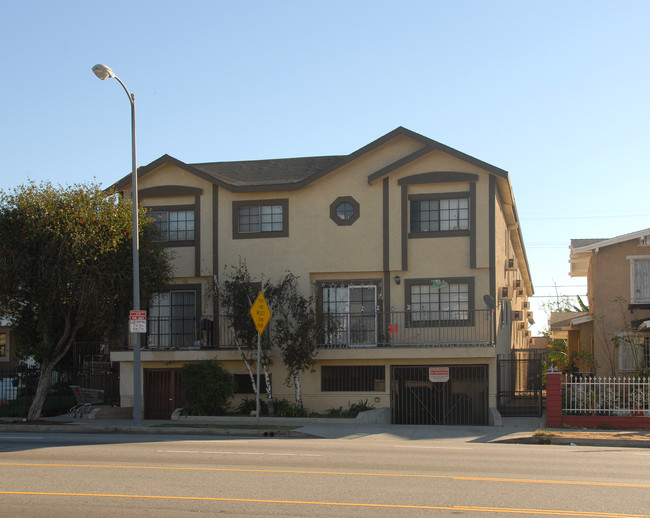 2108 Crenshaw Blvd in Los Angeles, CA - Foto de edificio - Building Photo