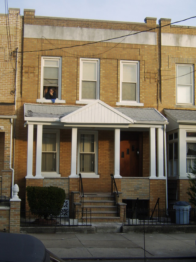 74-43 64th Ln in Flushing, NY - Foto de edificio - Building Photo