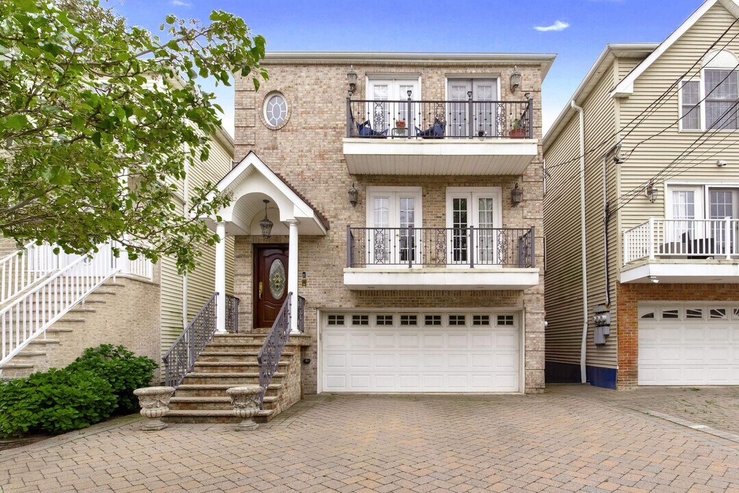 126 W 2nd St in Bayonne, NJ - Building Photo