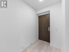 39-339 Roehampton Ave in Toronto, ON - Building Photo - Building Photo