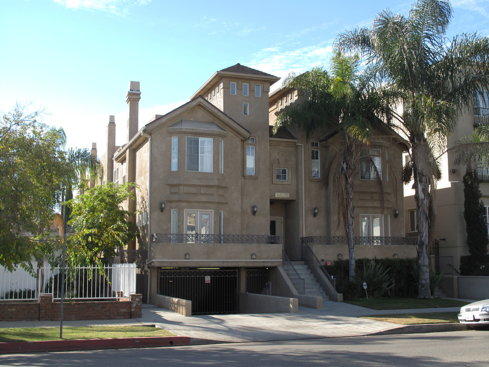 12242 Moorpark St in Studio City, CA - Foto de edificio