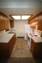10632 SW 49th Ave in Portland, OR - Building Photo - Building Photo