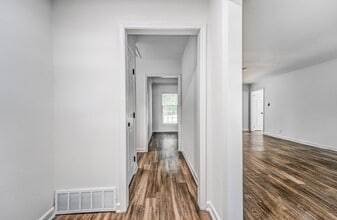 4036 N Lake Forest Dr in Memphis, TN - Building Photo - Building Photo