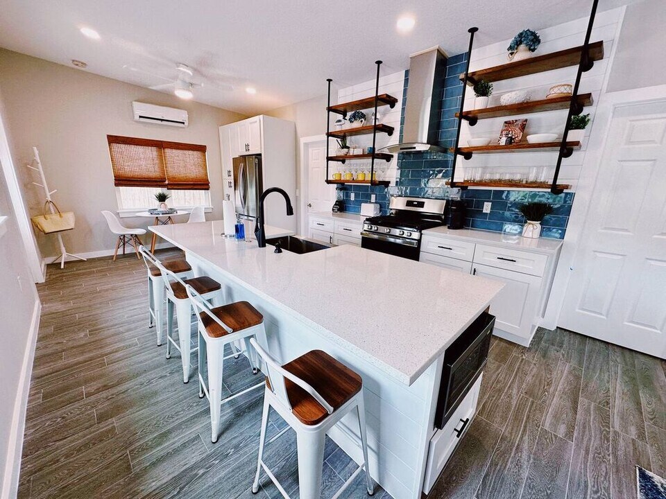 221 Crawford Rd in New Smyrna Beach, FL - Building Photo