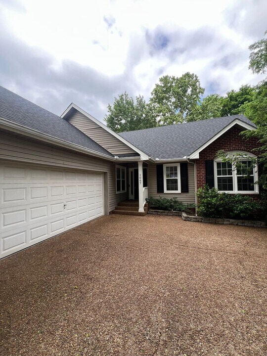 1067 Meandering Way in Franklin, TN - Foto de edificio