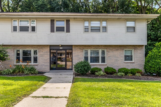 7225 Euston St in Greendale, WI - Building Photo - Building Photo