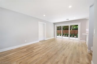 1130 5th St S in Naples, FL - Building Photo - Building Photo