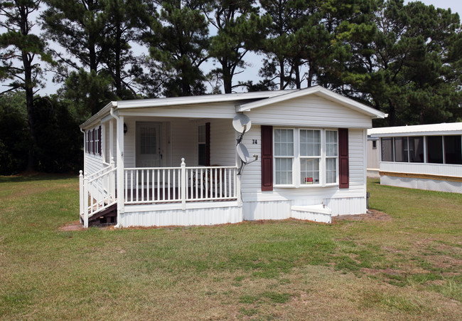 J & M Mobile Home Park in Hampstead, NC - Building Photo - Building Photo