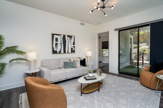 8570 Aspect Dr in San Diego, CA - Building Photo - Building Photo