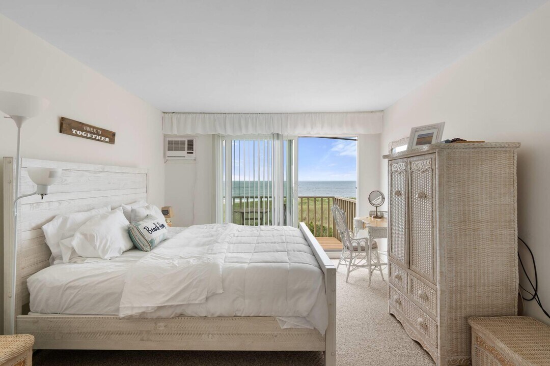 575 Dune Rd in Southampton, NY - Building Photo