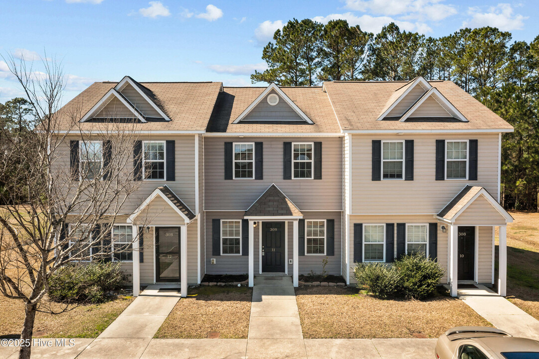 308 Burley Dr in Hubert, NC - Foto de edificio