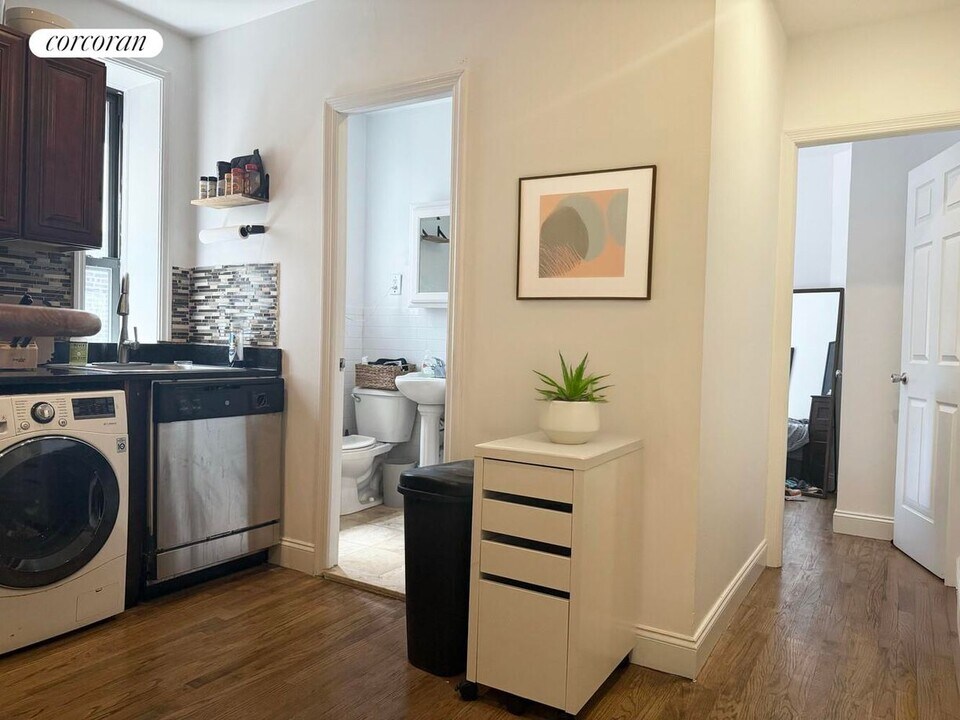 222 Thompson St in New York, NY - Building Photo