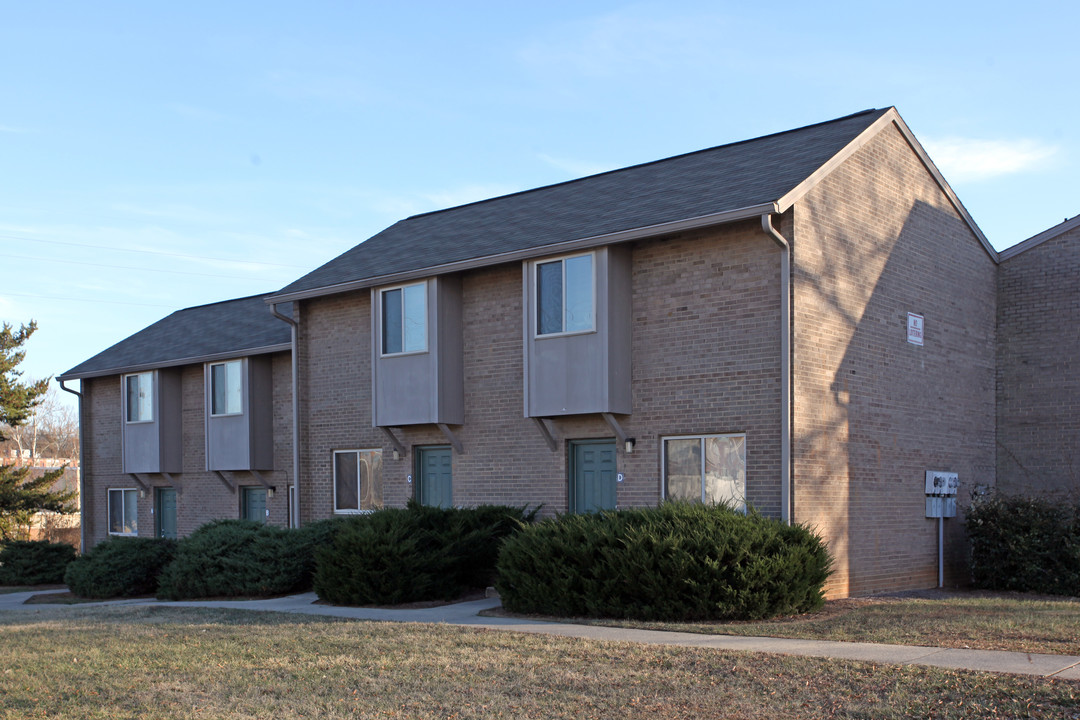 Lake Road Apartments in High Point, NC - Building Photo