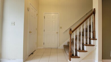 10520 Bay Pointe Ct in Louisville, KY - Foto de edificio - Building Photo