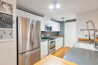 3221 SW Avalon Way in Seattle, WA - Building Photo - Building Photo
