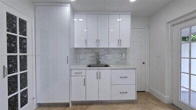 2001 NW 35th St in Oakland Park, FL - Building Photo - Building Photo