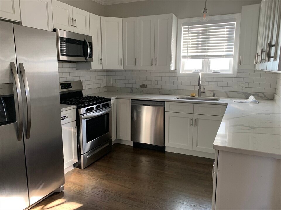 20 Meadow St in Fall River, MA - Building Photo