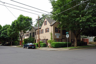 2326-2338 NE Everett St in Portland, OR - Building Photo - Building Photo