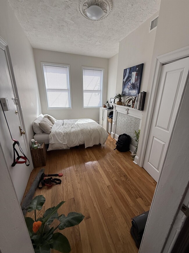 28 Thorne St in Jersey City, NJ - Building Photo - Building Photo