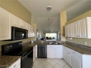 9009 Michael Cir in Naples, FL - Foto de edificio - Building Photo