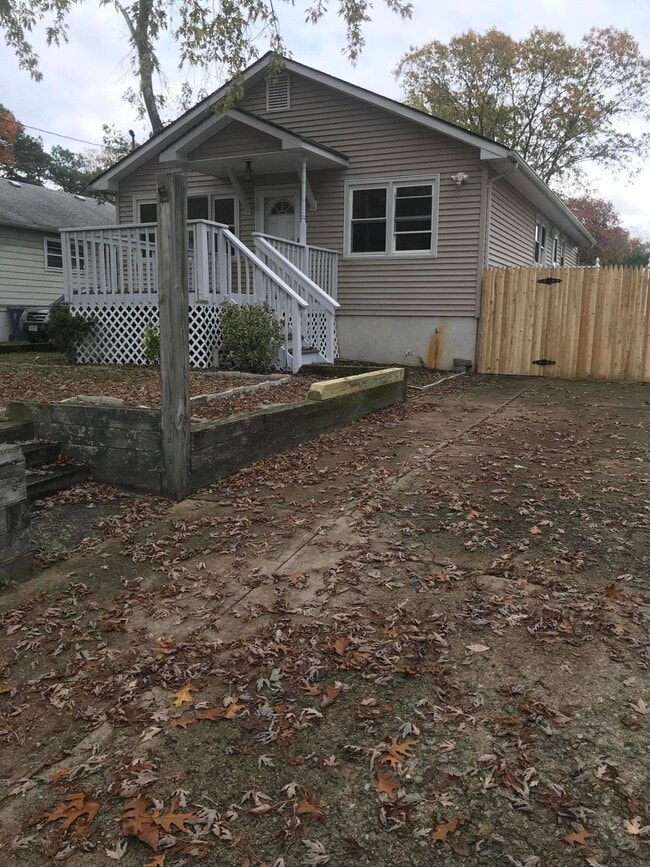 property at 7 Pearl Dr