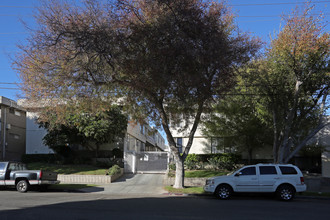 563 E Hazel St in Inglewood, CA - Foto de edificio - Building Photo