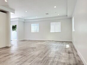 829 E 74th St in Los Angeles, CA - Foto de edificio - Building Photo