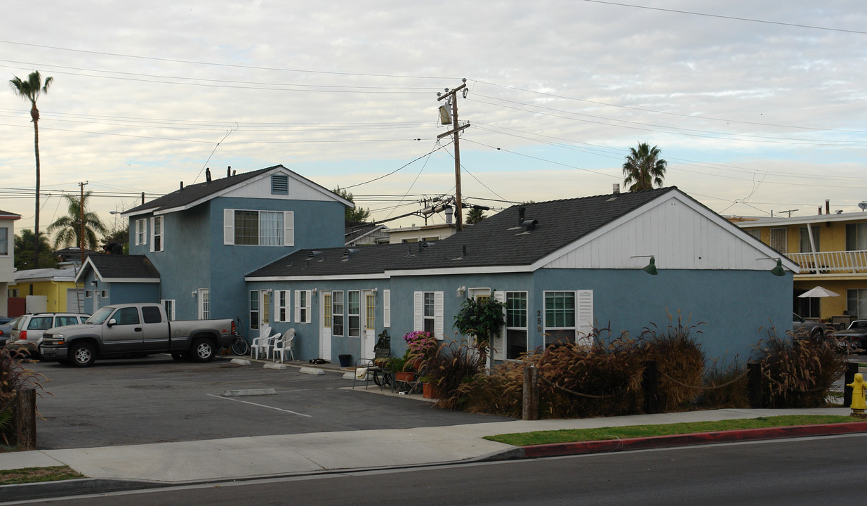 Snug Harbor in Seal Beach, CA - Building Photo