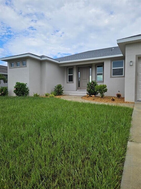 8343 Olsen St in Port Charlotte, FL - Building Photo