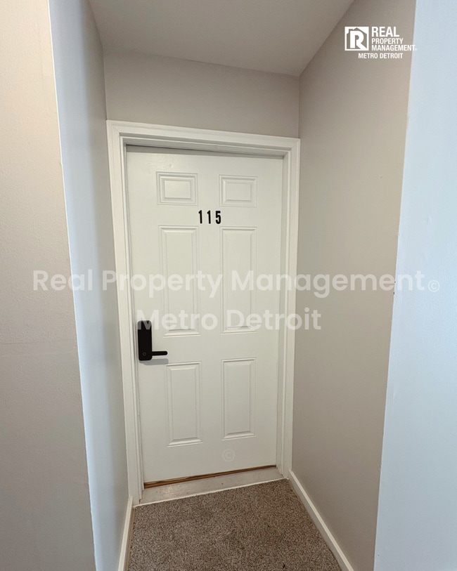 22108 Dante St, Unit #115 in Oak Park, MI - Building Photo - Building Photo