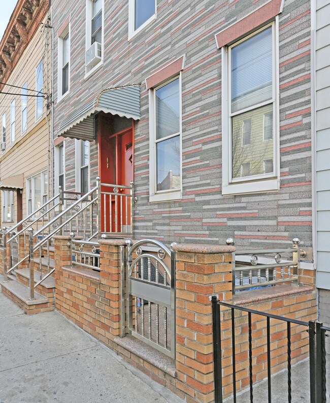 6707 Forest Ave in Ridgewood, NY - Foto de edificio - Building Photo