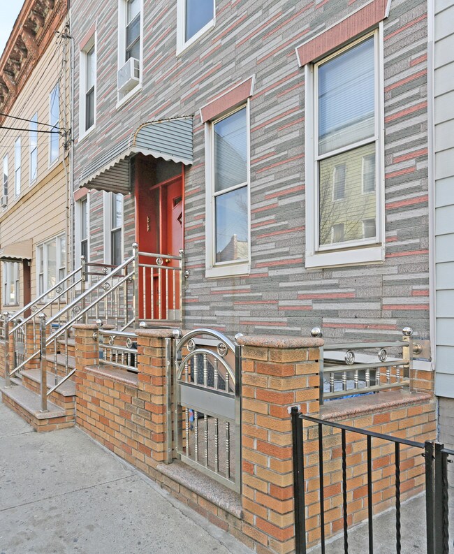 6707 Forest Ave in Ridgewood, NY - Building Photo - Building Photo