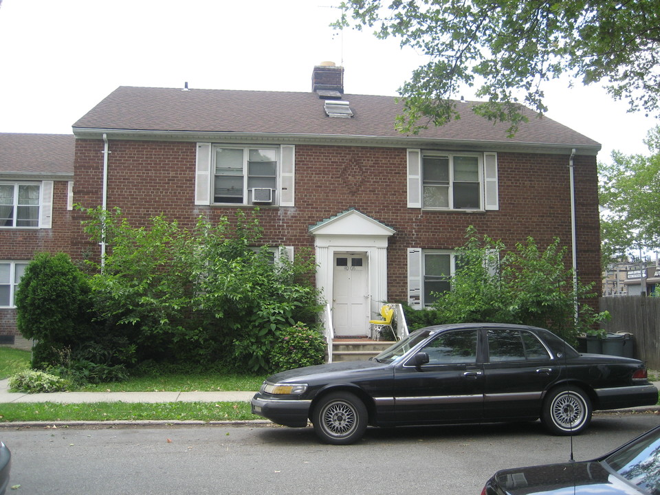 40-06 191st St in Flushing, NY - Building Photo