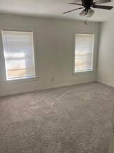 126 E Colonial Dr in Lancaster, TX - Foto de edificio - Building Photo