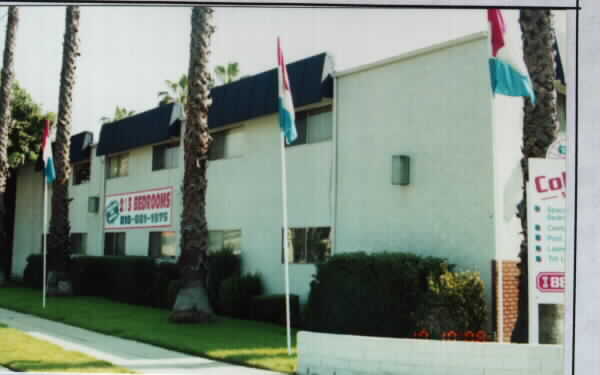 Tarzana Court in Tarzana, CA - Building Photo