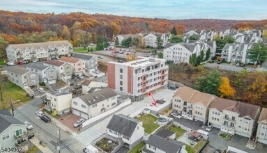 318 Dixon Ave in Paterson, NJ - Foto de edificio - Building Photo