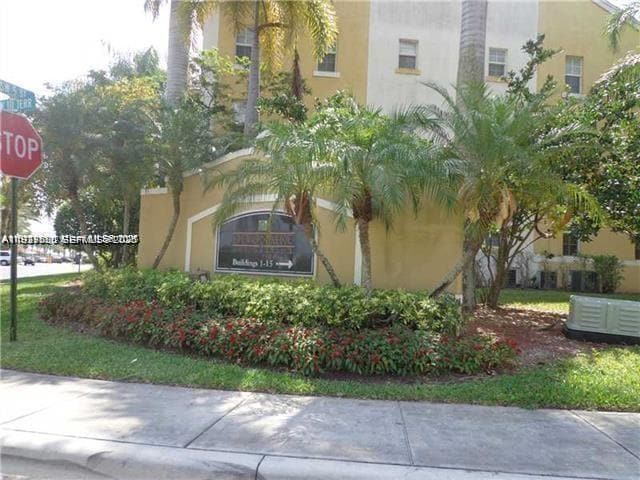 720 SW 111th Ave in Pembroke Pines, FL - Building Photo - Building Photo