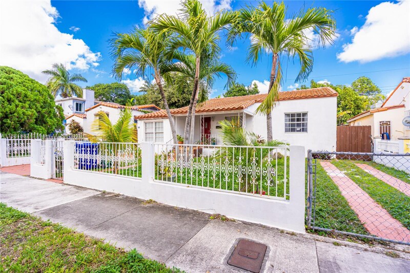 2315 SW 17th St in Miami, FL - Building Photo