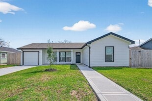 2202 Alabama St in Baytown, TX - Building Photo