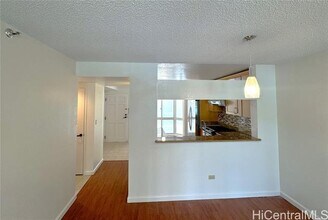 1090 Ala Napunani St in Honolulu, HI - Building Photo - Building Photo