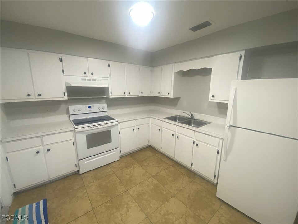 12607 First St in Ft. Myers, FL - Building Photo