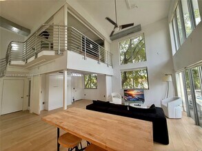 900 4th St, Unit 3 in Miami Beach, FL - Building Photo - Building Photo