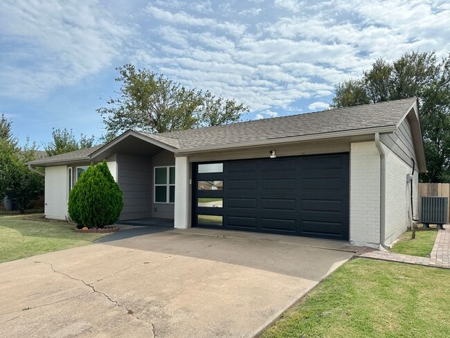 6130 SW Oakcliff Ave in Lawton, OK - Foto de edificio - Building Photo