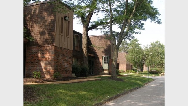 Arbor Village Apartments in Ferguson, MO - Foto de edificio - Building Photo
