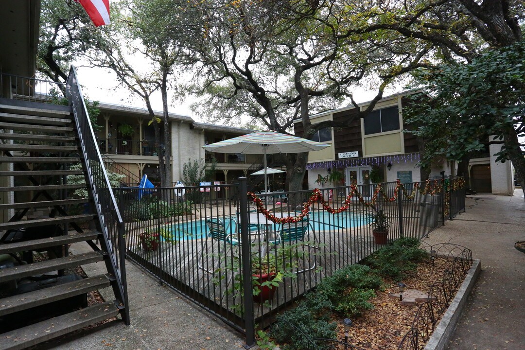 Villa Navarone Apartments in San Antonio, TX - Foto de edificio