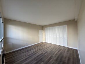 9009 W Golf Rd in Des Plaines, IL - Building Photo - Building Photo