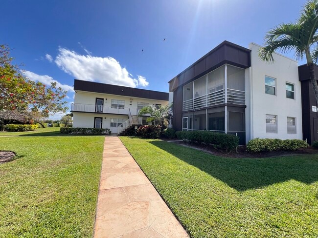 698 Normandy Ln in Delray Beach, FL - Building Photo - Building Photo