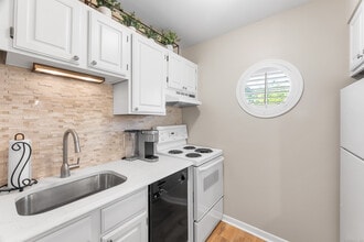 2124 Old Pond Ln in Norwich, CT - Building Photo - Building Photo