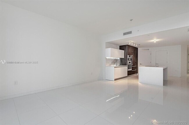 851 NE 1st Ave in Miami, FL - Building Photo - Building Photo